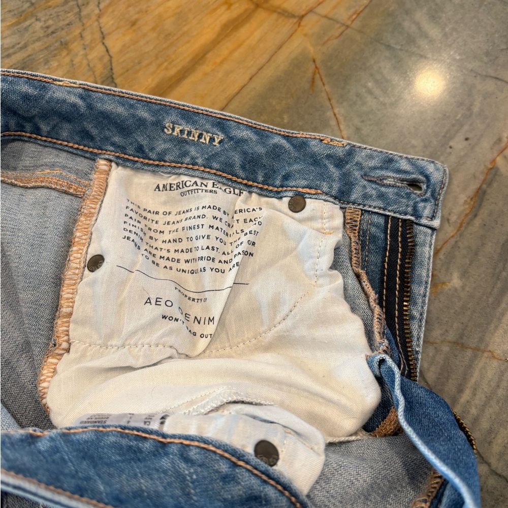 American Eagle Outfitters Light Blue Ripped Jeans - Picture 5 of 6